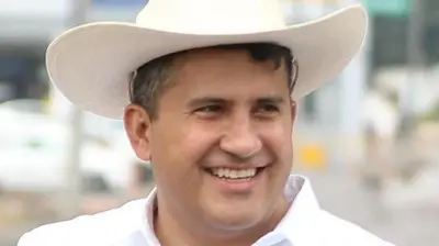 Carlos Manzo con sombrero
