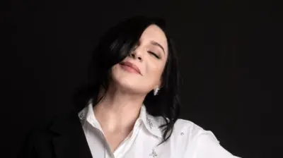 النقيب أعلن قرار فصل الفنانة سلاف فواخرجي من النقابة، مستنداً إلى "النظام 40، فقرة 58" من النظام الداخلي للنقابة، والذي يُجيز شطب قيد أي عضو "يسيء إلى سمعة الجمهورية العربية السورية أو ينافي الآداب العامة".
