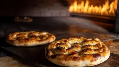 8 Mart 2024 tarihinde Ankara'da bir fırında ateşin hemen önünde pişirilen iki adet Ramazan pidesi. 