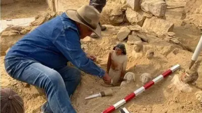 L'archéologue égyptien Zahi Hawass lors de la découverte d'une tombe