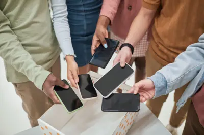 Cinco adolescentes colocando celulares2h betcaixas