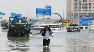 Man dey waka inside flood water for Dubai