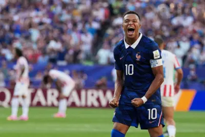 Mbappe comemora classificação contra o Paraguai