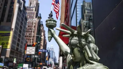 Нью-Йорк шаҳридаги АҚШ давлат байроғини кўтариб турган Озодлик ҳайкали
