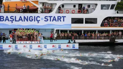 Yüzücüler Kanlıca iskelesinden yarışa başlıyor.