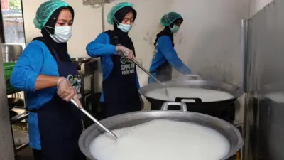 Petugas Satuan Pelayanan Pemenuhan Gizi (SPPG) memasak menu Makanan Bergizi Gratis (MBG) di dapur SPPG Polda Sulawesi Selatan di Kecamatan Biringkanaya, Makassar, Sulawesi Selatan, Jumat (7/11/2025).