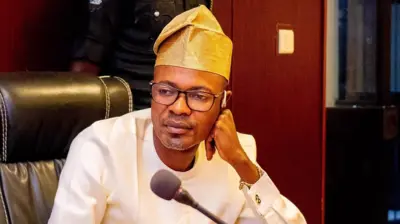 Adeniyi Adeyemi, oga agba ayederu ilee PFIPC lakooko to kawọn rẹ sẹnu, to si n woye pẹlu ẹrọ gbohungbohun niwaju ẹ