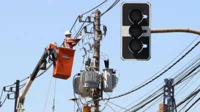 Ténico conserta postebônus para estrela betuma plataforma suspensa