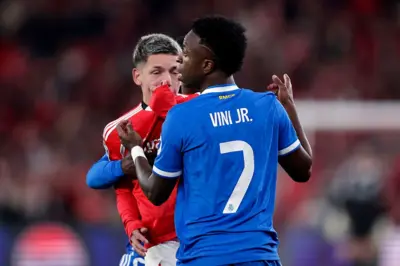 Imagem de Gianlucca Prestianni e Vinicius Jr em partida do Benfica contra o Real Madrid