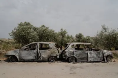 خودروهای سوخته در روستای المغیر در کرانه غربی. شهرک‌نشینان در حملات خود بیش از ۲۰ خانه و ۱۰۰ خودرو را آتش زدند