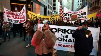 عکسی از معترضان در سرک