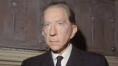 El estadounidense J. Paul Getty (1892-1976) en una de sus mansiones