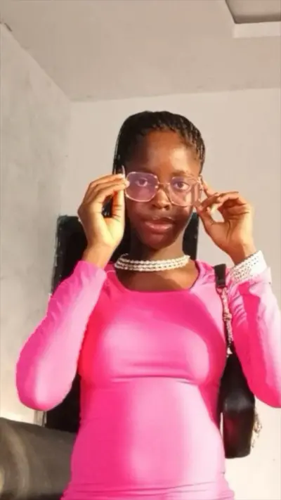 Favour Agbro gburu onwe ya dịka otu nwoke dinara ya n'ike.