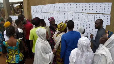 Lara awọn oludibo ni wọn n yẹ orukọ wọn wo yii, lasiko eto idibo gomina ipinlẹ Osun to ti waye kọja lọ