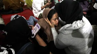 Keluarga menangis setelah mendengar saudaranya selamat dari bangunan musala yang ambruk di Pondok Pesantren (Ponpes) Al Khoziny di Kecamatan Buduran, Sidoarjo, Jawa Timur, Senin (29/9/2025). Sejumlah santri terluka dan beberapa santri diduga masih terjebak di dalam reruntuhan bangunan. 
