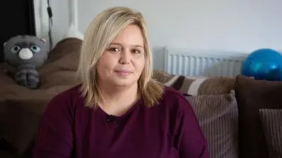 چهره دنیل با موها بلوند به دوربین نگاه می‌کند