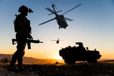 Opération militaire au lever du soleil.