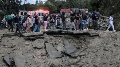Un socavón provocado por la explosión.