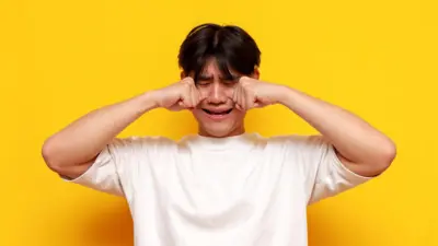 یو سړی په ډراماتیک ډول ژاړي او خپلې سترګې موښي