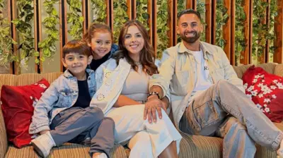 Lucas Trejo, su esposa, Yanina, y sus hijos, Aarón y Aihnoa, posan en una foto familiar