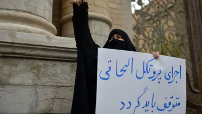زنی در تهران خواستار توقف اجرای پروتکل الحاقی شده است