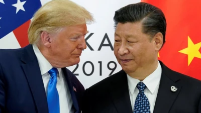 Trump e Xi Jinping se olhando, com sorrisos contidos