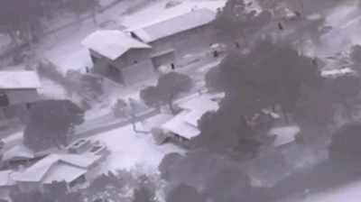 Una imagen de dron con unas cabañas