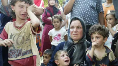 Residentes del sur de Líbano en la ciudad portuaria de Saida tras huir de los bombardeos israelíes, el 21 de julio de 2006.