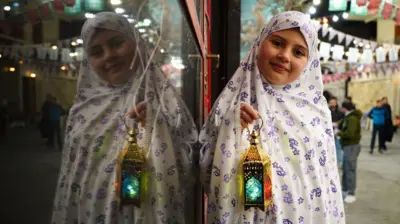 یوه ماشوم د روژې له څراغ سره