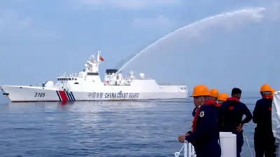 Kapal China menembakkan meriam air ke arah kapal Filipina di Laut China Selatan.