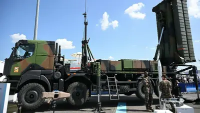 Fransız‑İtalyan konsorsiyumu Eurosam'ın stratejik hava savunma sistemi SAMP/T NG, 17 Haziran 2025'te Pariste düzenlenen Paris Uluslararası Havacılık Fuarı'nda sergileniyor. 