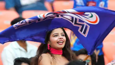 ਮੁੰਬਈ ਇੰਡੀਅਨਜ਼ ਦੀ ਇੱਕ ਹਮਾਇਤੀ ਟੀਮ ਦਾ ਝੰਡਾ ਲਹਿਰਾਉਂਦੀ ਹੋਈ