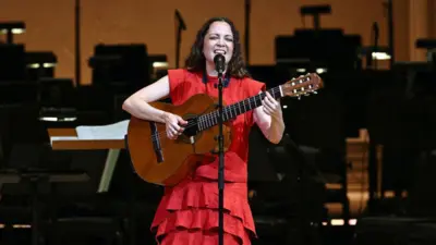 Natalia lafourcade canta en el carnigie hall mientras toca su guitarra