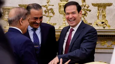 د پاکستان لومړی وزير شهباز شریف، د امریکا د بهرنیو چارو وزیر مارکو روبیو او د پاکستان د پوځ مشر عاصم منير په ګډ تصوير کې