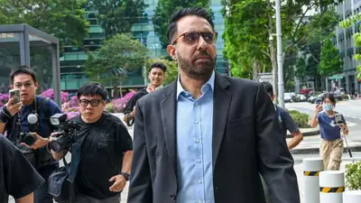 ਪ੍ਰੀਤਮ ਸਿੰਘ ਨੇ ਸੂਟ ਪਾਇਆ ਹੋਇਆ ਹੈ ਅਤੇ ਉਹ ਸੜਕ 'ਤੇ ਚੱਲ ਰਹੇ ਹਨ। ਕਾਲੇ ਕੱਪੜੇ ਪਾਏ ਹੋਏ ਫੋਟੋਗ੍ਰਾਫਰ ਉਨ੍ਹਾਂ ਦੇ ਪਿੱਛੇ ਚੱਲ ਰਹੇ ਹਨ