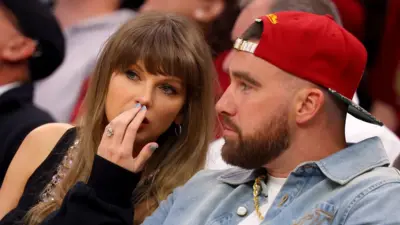 Piosenkarka Taylor Swift unosi głowę, siedząc obok swojego narzeczonego Travisa Kelce z drużyny Kansas City Chiefs podczas trzeciego meczu między New York Knicks a Cleveland Cavaliers.