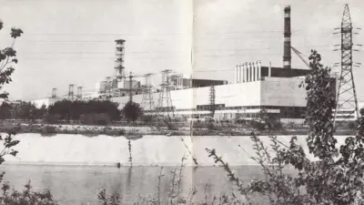 Так виглядала Чорнобильська АЕС напередодні аварії - чорно-білий знімок, на якому видно станцію, блоки, природу