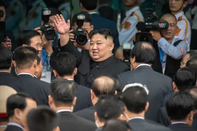 베트남 하노이에서 군중을 향해 손을 흔들고 있는 김정은 위원장