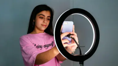 ਸੋਸ਼ਲ ਮੀਡੀਆ ਵਲੌਗਿੰਗ