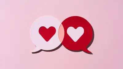 Recorte em papel de dois balões de conversa em forma de coração vermelho, atraídos um pelo outro, sobre fundo rosa