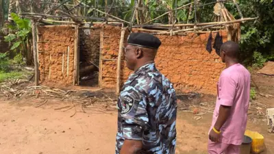 Ọlọpaa ati araalu ni abule kan