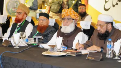 د مولانا فضل الرحمان په ګډون ځینې پاکستاني ملایان ښکاري چې پر څوکیو ناست دي.