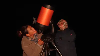 डुलकरला चंद्रावरची विवरं पहायला, चंद्राचे फोटो काढायला फार आवडतं. 