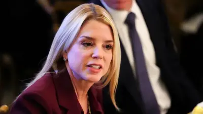 इसी साल एपस्टीन फ़ाइल को लेकर हुई संसदीय सुनवाई में सांसदों और बॉन्डी के बीच तीख़ी बहस हुई थी