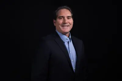 Henrique Braun sorrindo para a foto