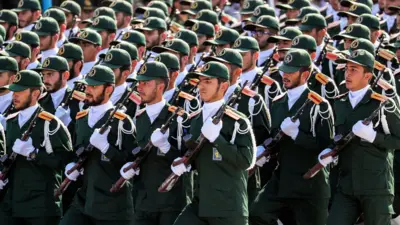 نیروهای مسلح سپاه در حال رژه با یونیفرم نظامی