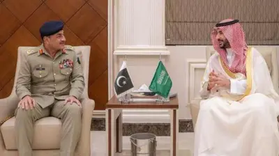 सऊदी अरब के रक्षा मंत्री ख़ालिद बिन सलमान से मुलाक़ात करते हुए पाकिस्तान के सेना प्रमुख जनरल आसिम मुनीर