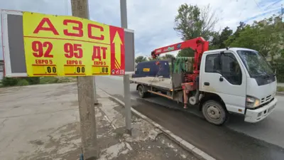 Грузовик проезжает мимо табло с ценами на топливо, на котором отображаются нули, на автозаправочной станции в Евпатории 3 июня 2026 года.