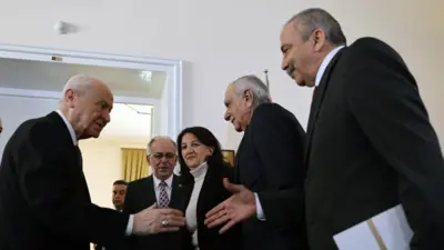 Devlet Bahçeli İmralı heyetini tokalaşarak karşılıyor