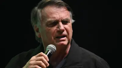 Jair Bolsonaro com microfone na mão